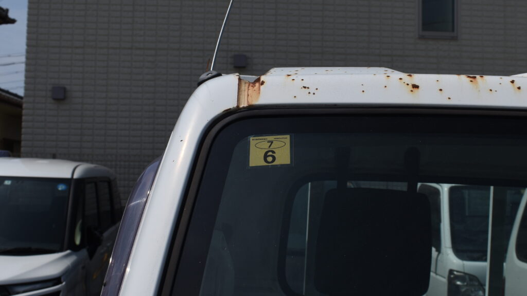 車検のステッカーシール貼り付け