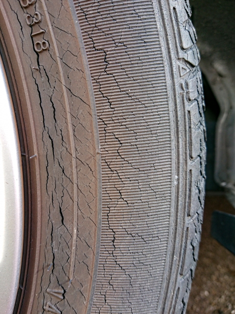 タイヤのサイド部分のひび割れ（クラック）